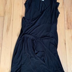 A:glow cap sleeve maternity wrap dress